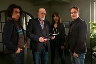 Der Alte – Tom Kupfer (Ludwig Blochberger, r.) hat seine eigene Theorie was das Mordmotiv betrifft, doch Hauptkommissar Voss (Jan-Gregor Kremp, 2.v.l.), Annabell Lorenz (Stephanie Stumph, 2.v.r.) und Joshua Tuttlinger (Yan Balistoy, l.) sind davon alles andere als überzeugt.