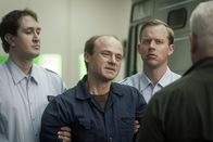 Tatort – Von links: Komparse, Thomas Barthold (Gerhard Liebmann), Komparse und Kriminalhauptkommissar Ivo Batic (Miroslav Nemec, von hinten). Barthold provoziert die Kommissare, wann immer es möglich ist.