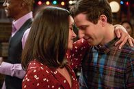Brooklyn Nine-Nine – Amy Santiago (Melissa Fumero, l.); Jake Peralta (Andy Samberg, r.)