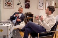 Sturm der Liebe – Erik (Sven Waasner, l.) ist skeptisch bei Fritz’ (Thimo Meitner, r.) Entfesslungstrick.