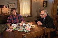 Limitless – Brian (Jake McDorman, l.) wohnt nach alldem, was geschehen ist, wieder bei seinem Vater (Ron Rifkin, r.), während NZT in New York seinen Umlauf macht ..