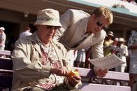 Ocean's Eleven – Gehören zum Spezialistenteam um Gauner Danny Ocean: Saul Bloom (Carl Reiner, l.) und Dusty Ryan (Brad Pitt, r.) ...