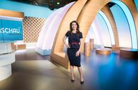 Umschau – Moderatorin Ana Plasencia im neu gestalteten UMSCHAU-Studio.