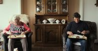 Das kleine Fernsehspiel: Wir waren Kumpel – Thomas (r.) und seine Mutter (l.) beim gewohnten gemeinsamen Abendessen.