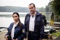 WaPo Duisburg – Arda (Yasemin Cetinkaya, l.) und Jäger (Markus John, r.) ermitteln in der Tauchschule des Toten.