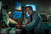 neoriginal: Generation Z – Morgan (Robert Lindsay) arbeitet in seinem geheimen Labor an einem Gegenmittel.