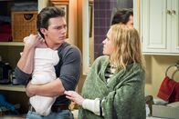 Young Sheldon – George Cooper sen. (Lance Barber, l.); Mandy McAllister (Emily Osment, r.)