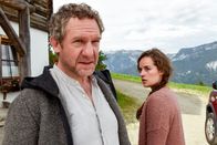 Die Bergretter – Christian Neilinger (Johannes Zeiler) ist verwundert, als Anna Braun (Raffaela Vanessa Kraus) auf seinem Hof auftaucht.