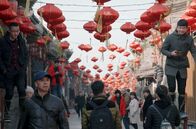5 Elemente der Unendlichkeit – Zum Neujahrsfest sind die Straßen in der Kleinstadt Pingyao rot dekoriert. Rot ist die Farbe der Freude und der Feste in China.