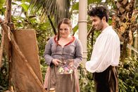 Zitterinchen – Alma (Annika Krüger) bewirbt sich um die Stelle als Hofmalerin. Prinz Philip (Aram Arami) ist von ihrer Arbeit begeistert.
