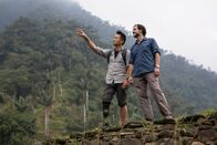 Spuren verlorener Städte mit Albert Lin – Ciudad Perdida, Kolumbien - (L) Dr. Albert Lin im Gespräch mit dem Archäologen Santigao Giraldo auf einer der Hauptterrassen der Ciudad Perdida.