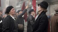 Babylon Berlin – Trotz Meinungsverschiedenheiten trifft KPD-Politikerin Dr Völcker (Jördis Triebel, li.) an der SPD-Demo auf Rosa Helfers (Jenny Schilly, re.).