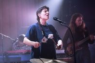 Kulturplatz – Black Sea Dahu-Sängerin Janine Cathrein spielt beim Konzert in Baden Pauke.