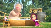 Mascha und der Bär – Mascha badet das Schweinchen.