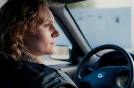 Jackpot – Maren (Rosalie Thomass) ist überzeugt, dass das Schicksal bestimmt hat, dass sie das Geld behalten soll.