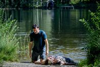 Sturm der Liebe – Kilian (Anthony Paul, l.) rettet Marlon (Frederik Bott, r.).