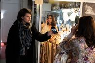 SOKO Stuttgart – Wer hat die erfolgreiche Stuttgarter Opernsängerin ermordet? Aktuell sang die Diva in gleich zwei Stücken die Hauptrollen. Für Kommissarin Nele Becker (Nina Siewert, l.) hat Irina Komarow (Rebecca Lara Müller, r.), die direkte Konkurrentin im Ensemble, zunächst das stärkste Motiv: Wurden Konkurrenzkampf und Neid auf der Bühne zur Realität?