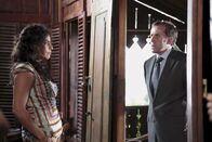 Death in Paradise – Avita (Sarita Choudhury), die Witwe des Ermordeten und DI Richard Poole (Ben Miller).