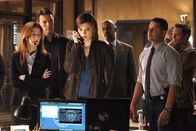 Castle – Jordan Shaw (Dana Delany, l.), Castle (Nathan Fillion, 2.v.l.), Roy Montgomery (Ruben Santiago-Hudson, 3.v.r.), Javier Esposito (Jon Huertas, 2.v.r.) und Kevin Ryan (Seamus Dever, r.) werden Zeugen, als Kate Beckett (Stana Katic, 3.v.l.) einen weiteren Anruf des Serienmörders erhält.