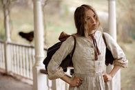 Classix - Filmklassiker im BR: Unterwegs nach Cold Mountain – Die eigenwillige Herumtreiberin Ruby (Renée Zellweger) bietet Ada ihre Mithilfe auf der Farm an.