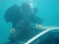 Navy CIS – Tony (Michael Weatherly, l.) versucht Gibbs (Mark Harmon, r.) aus dem sinkenden Wagen zu retten. Ein Wettkauf mit der Zeit beginnt ...