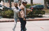 Noch tausend Worte – Um den Fluch zu brechen, lässt Jack McCall (Eddie Murphy, l.) nichts unversucht. Er nimmt sich vor, ein besserer Mensch zu werden und fängt erstmal mit etwas Kleinem an, wie einem blinden Mann (John Witherspoon, r.) über die Straße zu helfen.