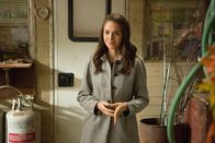 Community – Die naive Annie (Alison Brie) glaubt dem armseligen Kevin und hilft bei weiteren medizinischen Untersuchungen wo sie nur kann ...