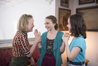Schloss Einstein – Die BFFs Martha (Luna Kuse, links), Nele (Hanna Stötzel) und Sarah (Selma Kunze, rechts) haben es geschafft! Sie bekommen ein gemeinsames Zimmer!