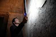Schätze des Römischen Reichs – Der Archäologe Darius Arya beleuchtet die unterirdischen Überreste eines Freskos in der Domus Aurea von Kaiser Nero in Rom. (Kredit: National Geographic)