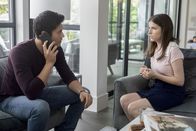Nur ein kleiner Gefallen – Sean Townsend (Henry Golding, l.); Stephanie Smothers (Anna Kendrick, r.)
