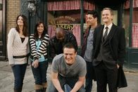 How I Met Your Mother – Das Montagsspiel: Robin (Cobie Smulders, l.), Lily (Alyson Hannigan, 2.v.l.), Emmitt Smith (Emmitt Smith, M.), Barney (Neil Patrick Harris, r.), Marshall (Jason Segel, vorne) und Ted (Josh Radnor, 2.v.r.) ...