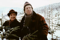 Single Bells – Omama (Inge Konradi), Johannes Moor (Erwin Steinhauer).
