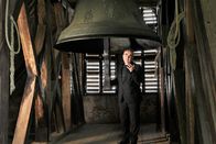 Traumschlösser und Ritterburgen – Diözesanbischof Wilhelm Krautwaschl neben der „Seggauer Liesl“, die größte historische Glocke in der Steiermark, auf Schloss Seggau.