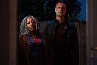 The Outlaws – Der Fund einer Sporttasche voller Geld spaltet die Gemüter. Lange waren sich Myrna (Clare Perkins) und John Halloran (Darren Boyd) nicht sicher, was sie tun sollen. Jetzt steht ihr Entschluss fest.