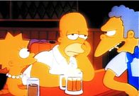 Die Simpsons – Gastwirt Moe (re.) kann nicht verstehen, weshalb Homer (Mi.) so früh vor der Sperrstunde schon durchhängt. Lisa erklärt es ihm ...