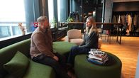 WeltWeit – Island: Korrespondentin Diana Weidlinger mit Marketingchef Daði Guðjónsson von „Business Iceland“ – er ist für den Tourismusboom in Island mit verantwortlich.