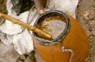 Die Bienenflüsterer – Aby zeigt den Honig seinen potenziellen Käufern. Bis zum Markt in Lalibela sind es 30 Kilometer, die Aby in eineinhalb Tagen zu Fuß zurücklegt.