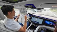Einstein – Einstein Autonomes Fahrzeug: Mobilität der Zukunft oder Wunschdenken? Tobias Müller liest die Zeitung am Steuer. Copyright: SRF
