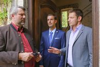 Die Rosenheim-Cops – Weil Markus Achleitner (Florian Stadler, M.) um sein Erbe fürchten musste, rückt er für die Kommissare Stadler (Dieter Fischer, l.) und Hansen (Igor Jeftic, r.) in den Fokus der Ermittlungen.