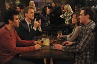 How I Met Your Mother – Barney (Neil Patrick Harris, 2.v.l.) stellt sich einer eigenen neuen Herausforderung und teilt diese seinen Freunden Ted (Josh Radnor, l.), Marshall (Jason Segel, r.) und Lily (Alyson Hannigan, 2.v.r.) mit ...