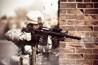 Der Preis des Krieges – Soldaten sind heute mit High-Tech-Equipment ausgestattet. Die Kosten für die Ausrüstung belaufen sich auf durchschnittlich 17 500 US-Dollar je Soldat.