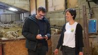 plan b – App-Entwickler Vincent Benoit (l.) optimiert mit Magali Verdalle (r.) die Applikation für die Schafsmilchkooperative.