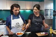 Mini Chuchi, dini Chuchi – Mini Chuchi, dini Chuchi Öppis usem Garte Folge 1 Frauenpower in der ersten Runde: Die Freundinnen Francesca (l.) und Laura treten als Team an. 2024 Copyright: SRF