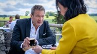 Sturm der Liebe – Auch Christoph (Dieter Bach, l.) möchte Alexandra ein Geschenk machen und bekommt Beratung von Sophia (Krista Birkner, r.).