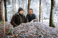 Sturm der Liebe – Erik (Sven Waasner, r.) kann Gerry (Johannes Huth, l.) nicht weiterhelfen.