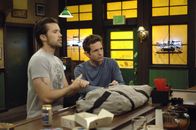 It's Always Sunny in Philadelphia – Mac (Rob McElhenney, l.) und Dennis (Glenn Howerton, r.) sind Feuer und Flamme, als sie von den jährlichen Testspielen der Philadelphia Eagles erfahren und treten selbstverständlich mit an ...