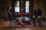 Elementary – Während Watson (Lucy Liu, l.) und Holmes (Jonny Lee Miller, r.) einem Mörder einer krebskranken Frau auf der Spur sind, wird Joan selbst von einer Polizeibeamtin verfolgt ...