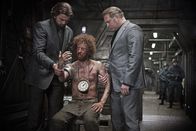 Snowpiercer – Um das einfache Volk im hintersten Teil des Zuges ruhig zu halten, setzt die Regierung drastische Bestrafungen ein. Andrew (Ewen Bremner, M.) muss für den Versuch, seinen Sohn zu retten, bitter büßen ...