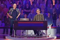 Wer weiß denn sowas? – Rateteam-Kapitän Bernhard Hoëcker (l.) und der Schauspieler Guido Hammesfahr (r.) bilden ein Rateteam.