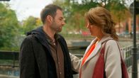 Rote Rosen – Die Sorge um ihre Söhnen bringt Daniel (Daniel Fritz) und Lou (Eva-Maria Grein von Friedl) einander wieder näher - aber nur kurzzeitig.